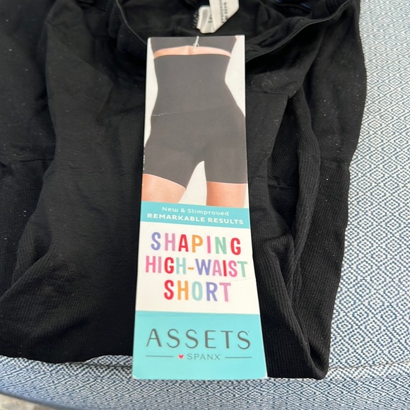 NWT Assets by Spanx Remarkable Results Shaping High Waist Short Size B - Picture 6 of 6